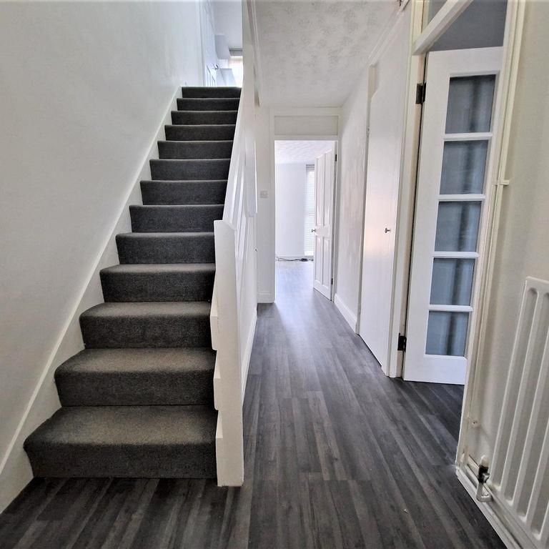 3 bedroom end of terrace house to rent - Photo 1