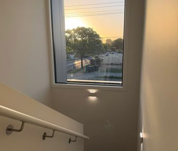 4-bedroom shared house / townhouse, Blyth Street - Photo 2