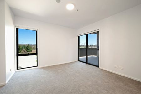 Ground floor 2 bedroom, 2 bathroom, 2 car unit - Photo 3