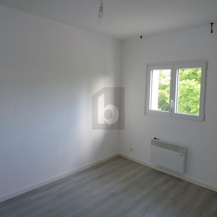 BIEN SITUÉ PROCHE DU LAC! - Photo 1