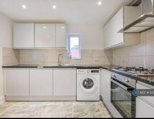 1 bedroom in a flat share to rent - Photo 1