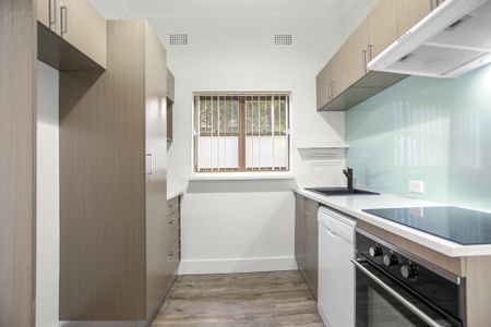 Freshly Renovated 3 Bedroom Duplex in Prime Location - Photo 4