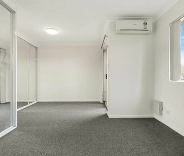 Spacious Two Storey Townhouse ! - Photo 1