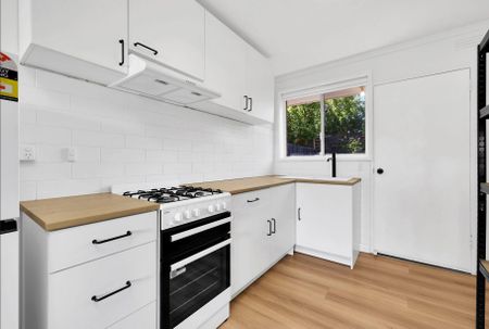 Charming 2-Bedroom Property with Built-in Wardrobes in Lalor - Photo 2