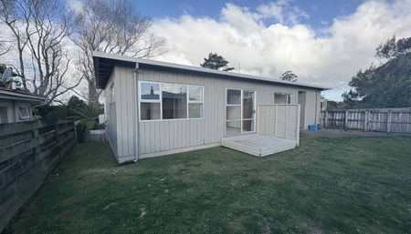 LIVING LARGE IN FRANKLEIGH PARK - Photo 4