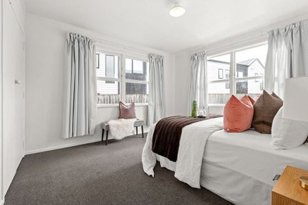 Low Maintenance 5 Bed Hamilton East Home - Photo 2