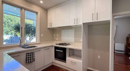 Charming 2-Bedroom Home - Photo 2