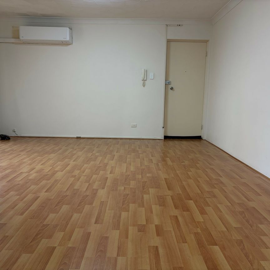 GROUND FLOOR UNIT - PRIME LOCATION! - Photo 1