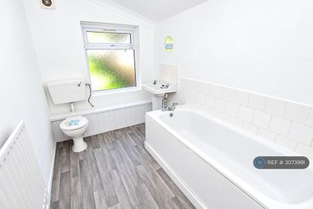 2 bedroom terraced house to rent - Photo 4