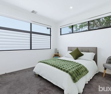 STUNNING NEAR NEW 3 BEDROOM 2 STOREY TOWNHOUSE - Photo 1