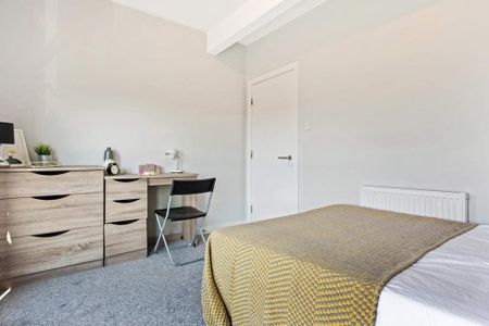 4 bedroom flat to rent - Photo 4