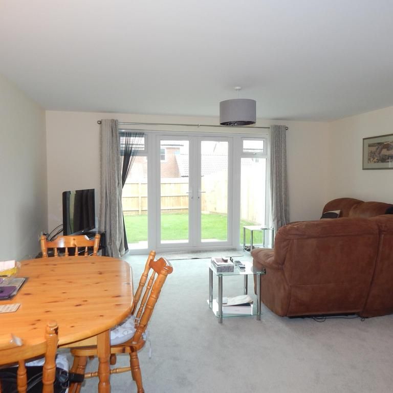 3 bedroom semi-detached house to rent - Photo 1