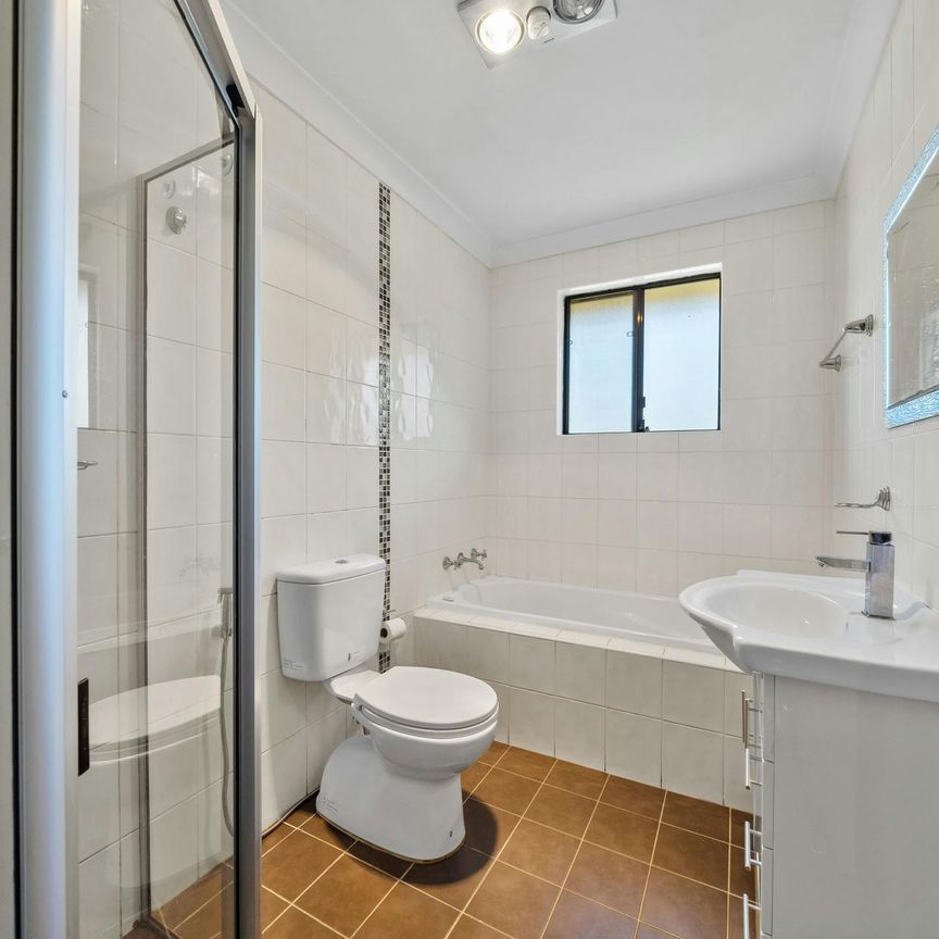 SPLIT LEVEL THREE BEDROOM IN A CENTRAL LOCATION - Photo 1