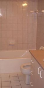 1 1/2 pour juillet, 3e étage, ascenseur, piscine, quiétude, vue piscine - Photo 3