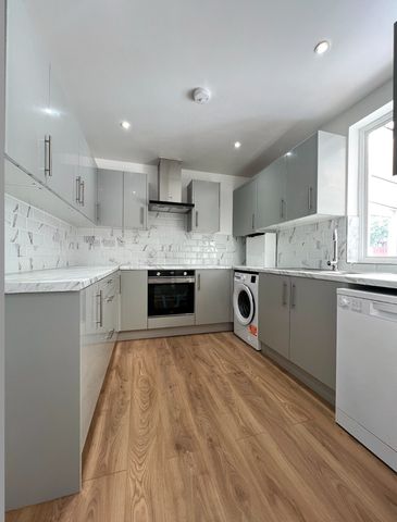 3 Bed Terraced House, New Close, SW19 - Photo 4