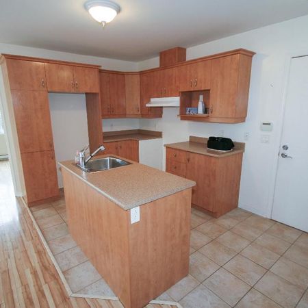 Condo, 5 1/2 Saint-Hubert, libre 1er mars 2026, Électricité inclu, Air climatisé - Photo 3