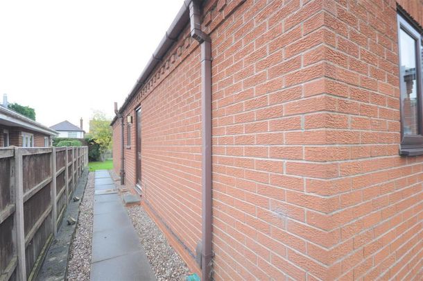 3 bedroom detached bungalow to rent - Photo 1