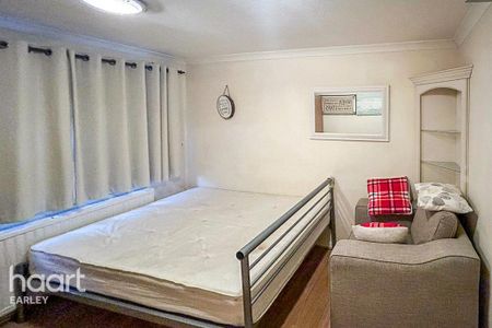 1 bedroom in a house share to rent - Photo 2