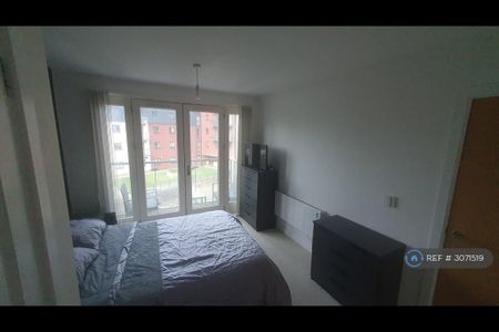 1 bedroom in a flat share to rent - Photo 2