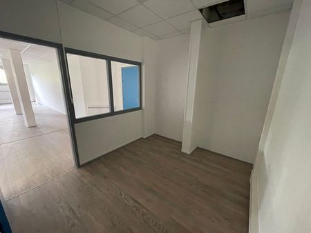 Location local commercial 2 pièces, 125.00m², Bourg-en-Bresse - Photo 5