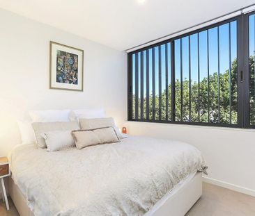 Sleek Modern Apartment With Study - Photo 2