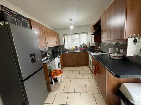 Price £1,450 pcm - Available 22/12/2025 - Furnished - Photo 4