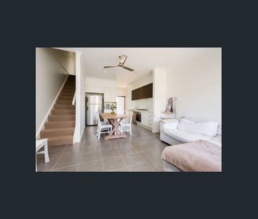 Spacious Unfurnished Home in Sought After Hope Island - Photo 2