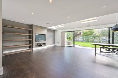 6 bedroom detached house to rent - Photo 2