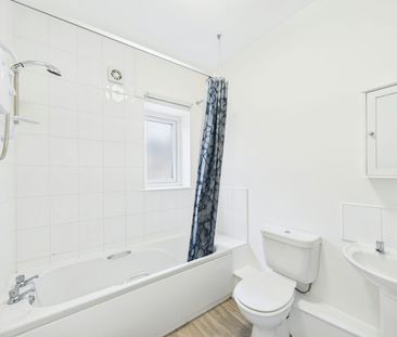 Terraced House to rent on - Photo 6