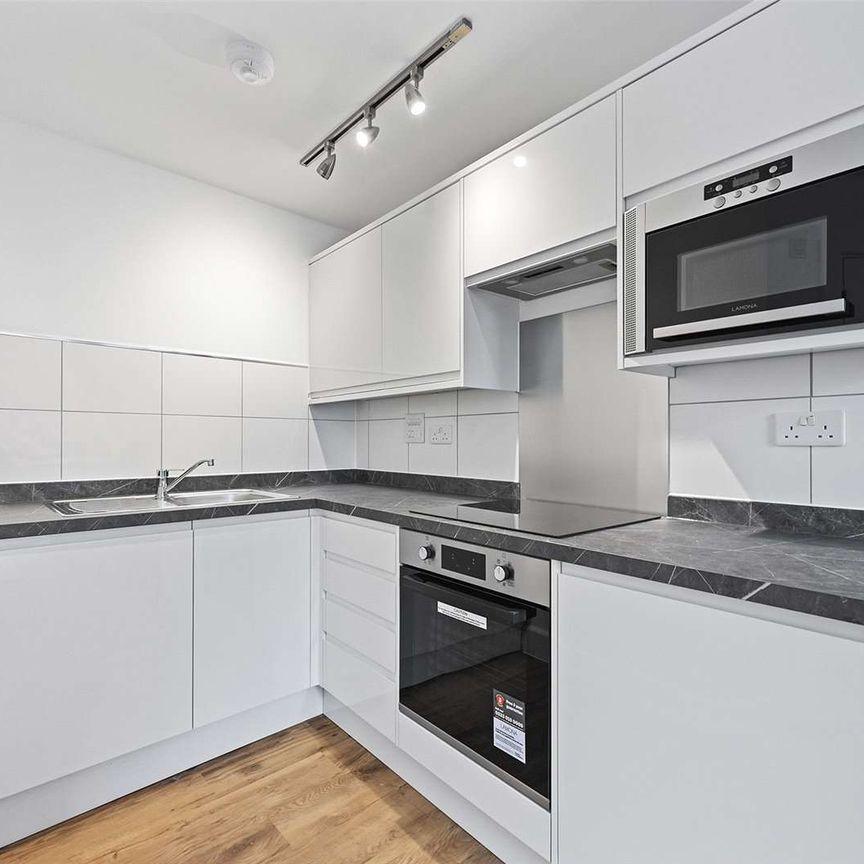 A newly refurbished one bedroom apartment in a convenient City location - Photo 1