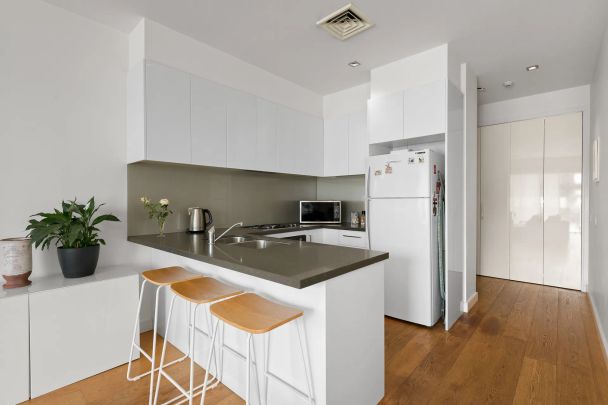 City views and seaside strolls from your 2-bedroom, 2-bathroom oasis - Photo 1