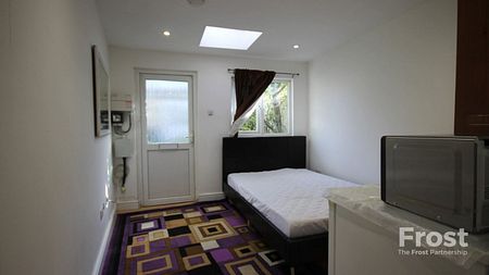 Dukes Avenue, Hounslow,TW4 - Photo 2