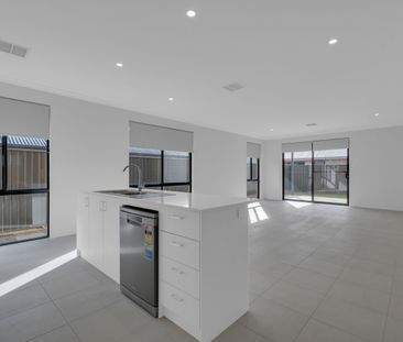 Four Bedroom Family Home in Baldivis - Photo 6