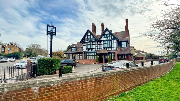 Chimneys Lodge, 27 Forty Hill, Enfield - Photo 1