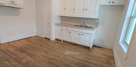 Immeuble - 866 à 882 Short 4 ½ à Louer – Secteur Université / Centre-ville - Photo 2