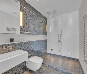 **SHORT LET** A beautifully presented penthouse apartment within gated grounds of luxurious living space over two floors with magnificent views over London - Photo 3