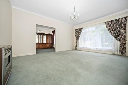 Three Bedroom Family Home Only Minutes From The Beach - Photo 5