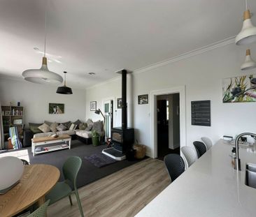 Charming 4 bedroom home with stunning views!!! - Photo 3