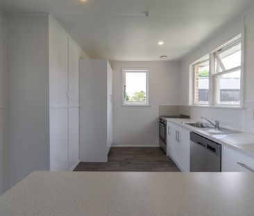 Recently Refurbished Three Bedroom - Photo 6