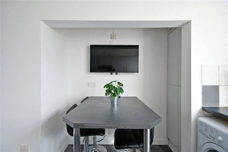 3 bedroom flat to rent - Photo 4
