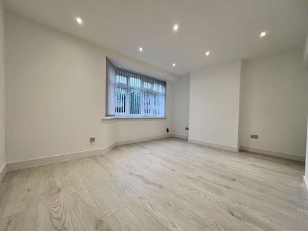 4 bedroom semi-detached house to rent - Photo 2