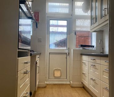 4 Bed Semi-Detached House, Garrick Avenue, NW11 - Photo 4