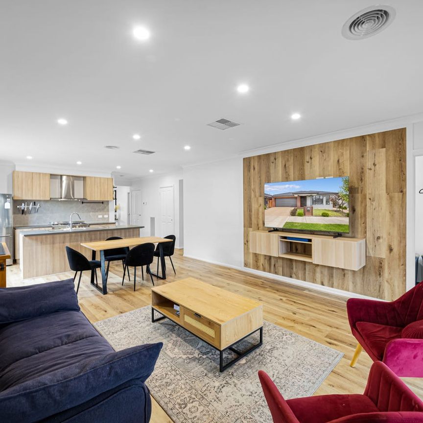 Light-Filled Home with Seamless Indoor–Outdoor Living - Photo 1