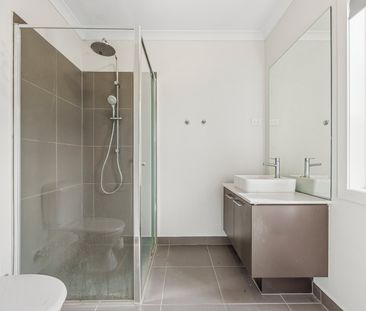 SPACIOUS OPEN LIVING FAMILY HOME - Photo 6