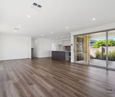 Stunning 4 bedroom in beautiful Coogee - Photo 3