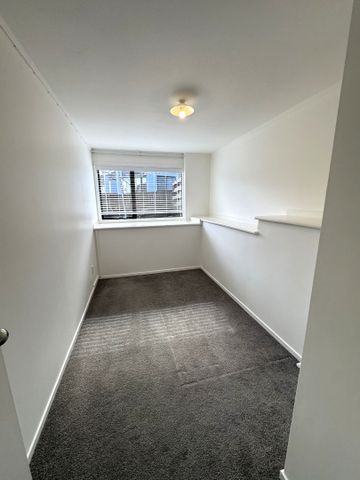 Convenient West Harbour Locationi - Photo 4