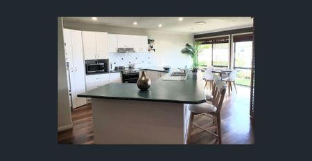 WATERFRONT HOUSE - 4 BEDROOMS|2 BATHROOMS|2 CARSPACES - Photo 5