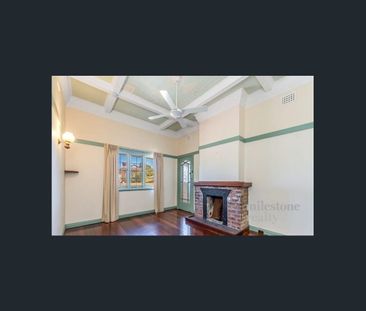 Cozy 2 bedroom character home - Photo 3