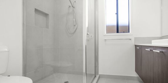 4-bedroom house in Cranbourne East! - Photo 2