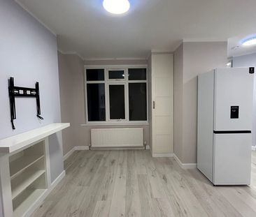 2 Bed Flat, Thornton Heath, CR7 - Photo 3